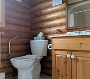 In-room Bathroom 4 Smith Rock Chalets & Retreat