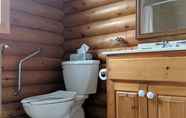 Toilet Kamar 4 Smith Rock Chalets & Retreat