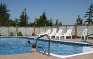 Swimming Pool 7 Smith Rock Chalets & Retreat