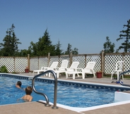 Swimming Pool 7 Smith Rock Chalets & Retreat