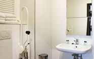 In-room Bathroom 6 Van der Valk Hotel Arnhem