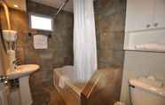 ห้องน้ำภายในห้อง 7 Le Montagnard – Auberge/Hôtel & chalets