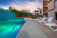 Swimming Pool Wyndham Garden Cancun Downtown