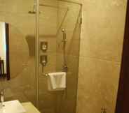 Toilet Kamar 5 Apartment 52