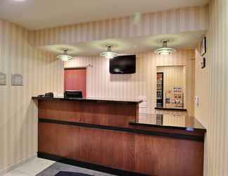 Lobi 2 AmericInn by Wyndham Oshkosh