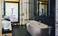 In-room Bathroom 7 Five Seas Hotel Cannes, a Member of Design Hotels