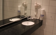 Toilet Kamar 2 Strand Hotel Fevik - by Classic Norway Hotels