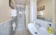 In-room Bathroom 6 Knap Guest House