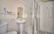 In-room Bathroom 5 Knap Guest House