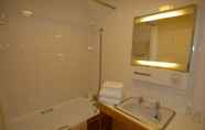Toilet Kamar 7 Oaklands Lodge Hotel