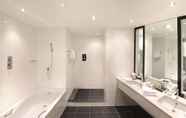 In-room Bathroom 5 Radisson Blu Hotel East Midlands Airport