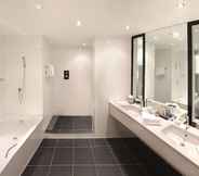 In-room Bathroom 5 Radisson Blu Hotel East Midlands Airport