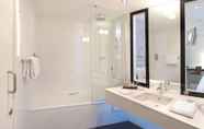 In-room Bathroom 4 Radisson Blu Hotel East Midlands Airport