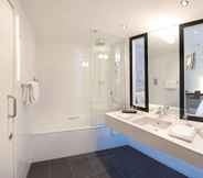 In-room Bathroom 4 Radisson Blu Hotel East Midlands Airport