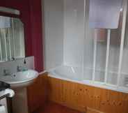 In-room Bathroom 5 Furtho Manor Farm