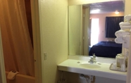 Toilet Kamar 6 Super 7 Inn Siloam Springs