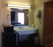 In-room Bathroom 5 Super 7 Inn Siloam Springs