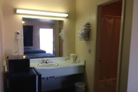 In-room Bathroom Super 7 Inn Siloam Springs