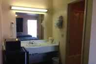 In-room Bathroom Super 7 Inn Siloam Springs