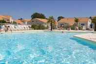 Swimming Pool Madame Vacances Les Mas de St Hilaire