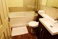 In-room Bathroom Surtees Hotel