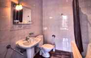 In-room Bathroom 6 Le Monte Cristo