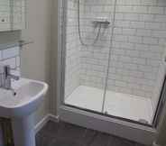 In-room Bathroom 6 The Kings Arms Coaching Inn