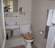 In-room Bathroom 7 The Kings Arms Coaching Inn