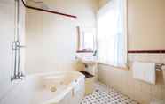 In-room Bathroom 2 Glenferrie Hotel