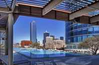 สระว่ายน้ำ Omni Dallas Hotel