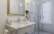 In-room Bathroom 7 Meroddi Pera Flats