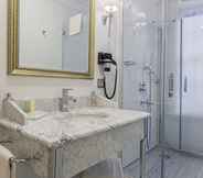 In-room Bathroom 7 Meroddi Pera Flats