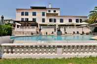 Hồ bơi Hotel Perla Riviera