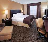Bedroom 5 Holiday Inn Ardmore I-35, an IHG Hotel