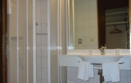 In-room Bathroom 5 Hotel Quellenhof Leukerbad