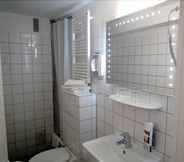 In-room Bathroom 6 Beethoven Hotel Dreesen - furnished by BoConcept