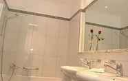 Toilet Kamar 6 Blatter's Hotel Arosa & Bella Vista SPA