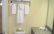 In-room Bathroom 4 Super 8 by Wyndham Saskatoon Near Downtown