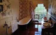 Toilet Kamar 7 Foxgloves Bed and Breakfast