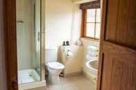 In-room Bathroom The Granary at Fawsley