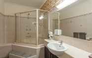 In-room Bathroom 7 Highlander Motor Inn & Apartments