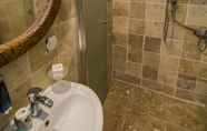 Toilet Kamar 5 Roma Cave Suite Hotel