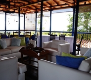 Bar, Kafe, dan Lounge 6 Hacienda Combia