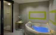 In-room Bathroom 7 SpringHill Suites by Marriott Toronto Vaughan