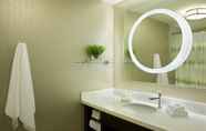 In-room Bathroom 5 SpringHill Suites by Marriott Toronto Vaughan