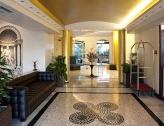 Lobby 2 OC Hotel