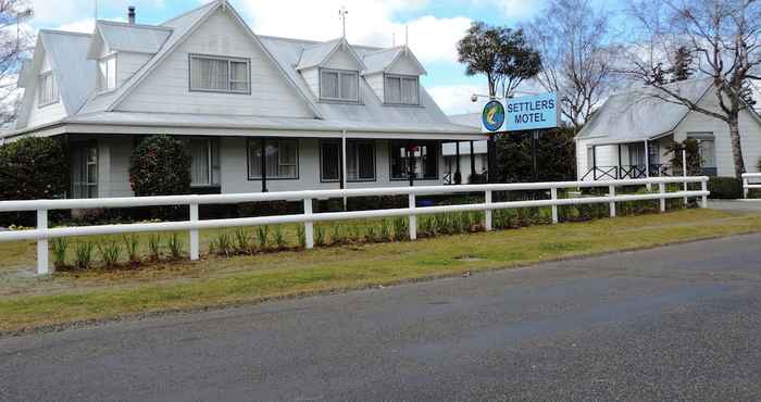 Exterior Settlers Motel