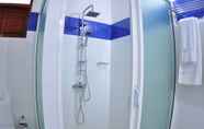 Toilet Kamar 2 Oasey Beach Hotel