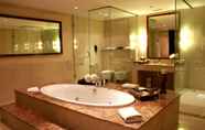 In-room Bathroom 6 Vivanta Dal View