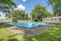 Swimming Pool Travelodge by Wyndham Trois-Rivieres